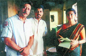 Jackie Shroff, Nagesh Kukunoor and Juhi Chawla in 3 Deewarein