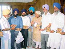 Lala Lajpat Rai, ex-MP, Dr S.S. Johl, Mr Hira Singh Gabria, Mr Ranjodh Singh and other dignitaries with the CDs on the life of Giani Bhagat Singh on his first death anniversary