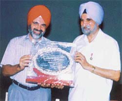 Dr Kirpal Singh Aulakh. Vice-Chancellor of PAU, honours Dr S.S. Johl, recipient of Padma Bushan