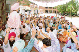 Employees of PWD protest against the alleged state repression in Ludhiana