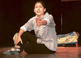 Neeta Mohindra features in M.K. Raina’s ‘Buhe Bariyan’ at Tagore Theatre in Chandigarh