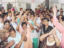 Employees of Kapur Maternity Hospital hold dharna in Ludhiana
