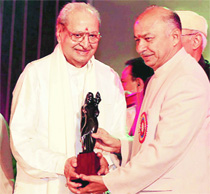 Maharashtra CM Sushil Kumar Shinde presents the Lifetime Achievement Award to Pran