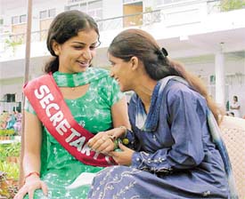 Taruna and Tajinder swear by their friendship in Ludhiana on the eve of Friendship Day