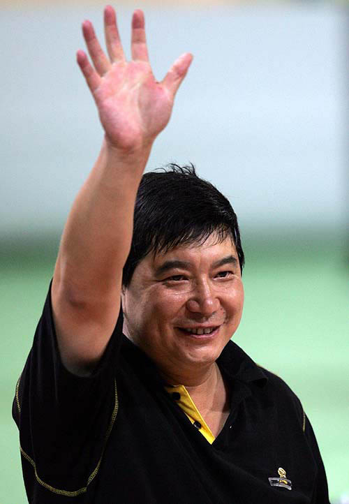 Chinese Olympic marksman Wang Yifu waves after he wins the men's 10 meter air pistol in Athens, August 14, 2004. Wang took Gold with a score of 690. CHINA OUT REUTERS/China Photos
