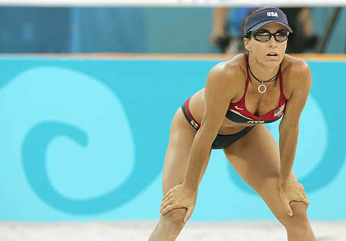 Holly McPeak of the U.S. waits for a serve during her match against Norway in the women's beach volley ball preliminary round at the Athens 2004 Olympic Games August 134, 2004. REUTERS/Desmond Boylan
