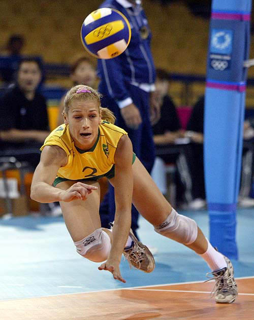 Brazil's Erika Coimbra dives for the ball during her women's preliminary volleyball match against Japan at the Athens 2004 Olympic Games, August 14, 2004. REUTERS/Sergio Moraes