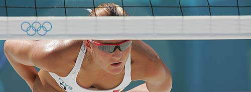 Switzerland's Simone Kuhn waits for Canada to serve during their preliminary round of the women's beach volleyball competition at Athens 2004 Olympic Games, August 14, 2004. REUTERS/Desmond Boylan