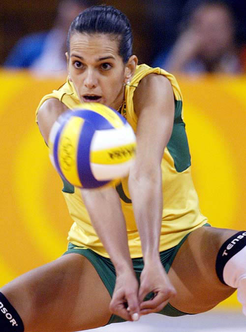 Brazil's Virna defends during her women's preliminary volleyball match against Japan at the Athens 2004 Olympic Games, August 14, 2004. Brazil won the match 3-0. REUTERS/Sergio Morae