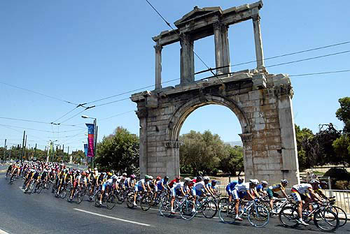 Cyclists pass Hadrians Arch during the men's Olympic cycling road race in Athens August 14, 2004. Some 144 competitors took the start of the 17 lap race over a distance of 224.4 kilometres that winds through central Athens. REUTERS/Laurent Rebours/Pool