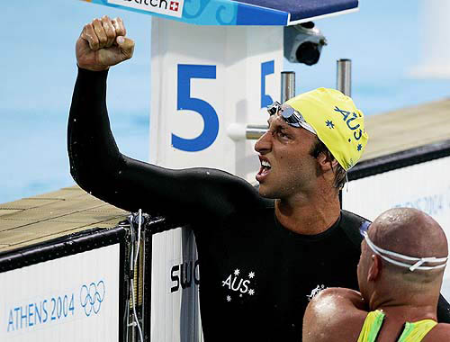 Australia's Ian Thorpe (L) celebrates next to team-mate Grant Hackett after winning the gold medal in the 400 metres men's freestyle event at the Athens 2004 Olympic Games August 14, 2004. Thorpe won the event with a time of three minutes, 43.10 REUTERS/Jerry Lampen