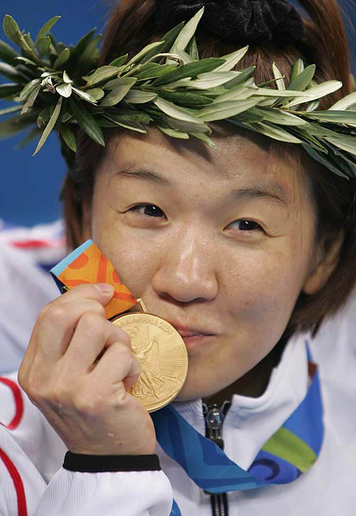 Japan's Ryoko Tani kisses her gold medal in the judo women's extra lightweight (under 48kg) event at the Athens 2004 Olympic Games August 14, 2004. Japan's Tani becomes the first woman to win two Olympic titles in Judo. REUTERS/Issei Kato
