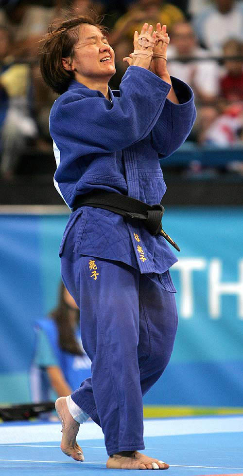 Japan's Ryoko Tani celebrates her win to take the gold medal in the judo women's extra lightweight (under 48kg) final at the Ano Liossia Olympic Hall in the Athens 2004 Olympic Games August 14, 2004. Japan's Tani becomes the first woman to win two Olympic titles in Judo. REUTERS/Issei Kato