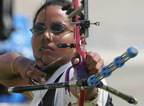 India's Dola Banerjee takes aim during the women's individual archery at the Athens 2004 Olympic Games August 15, 2004. REUTERS/Max Rossi