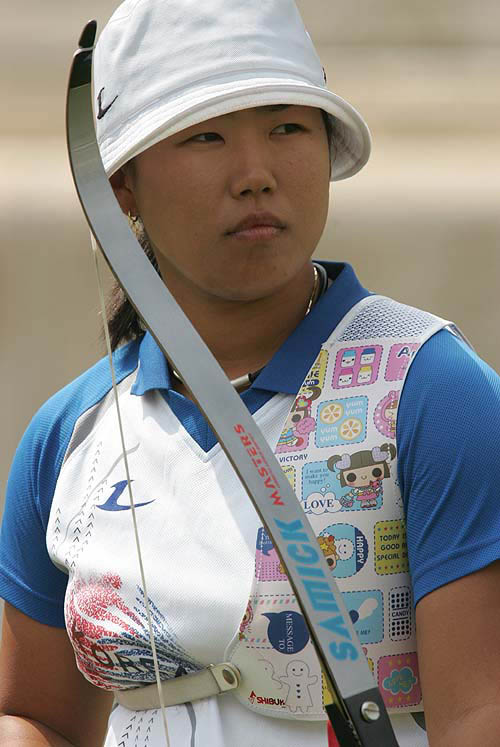 Korea's Jin Sung Lee prepares prior to a shot during the women's individual archery at the Athens 2004 Olympic Games August 15, 2004. REUTERS/Max Rossi