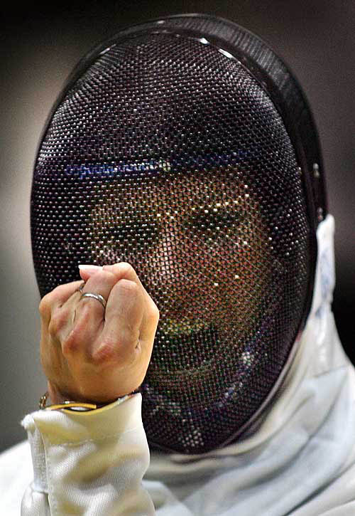 Hungary's Ildako Mincza celebrates after beating Korea's Hee-Jeong Kim in the quarterfinal round of the women's individial epee event in the 2004 Athens Olympics August 15, 2004. REUTERS/Arko Datta