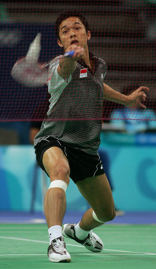 Taufik Hidayat of Indonesia returns to Malaysia's Choong Hann Wong during their men's badminton singles match at the Athens 2004 Olympic Games, August 17
