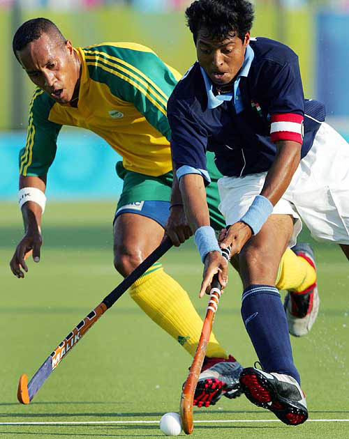 South Africa's Emile Smith (left) battles India's Dilip Tirkey during the men's preliminary pool B field hockey match at the Athens 2004 Olympic Games on August 17.  Reuters photo  