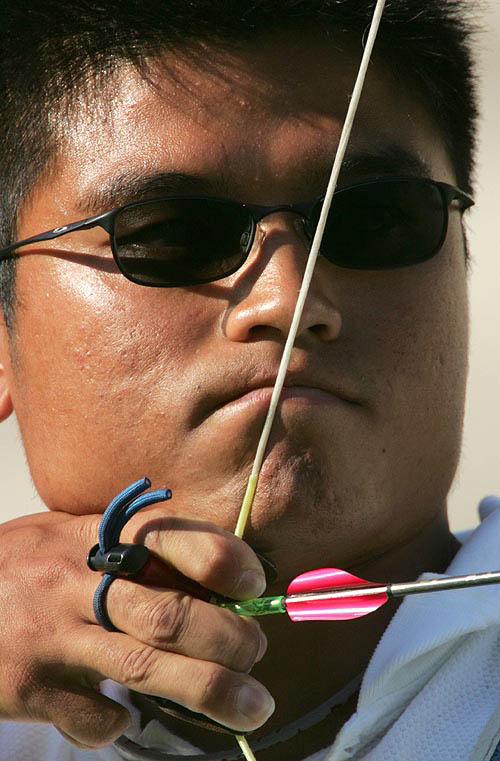 Taiwan's Chen Szu Yuan aims at men's individual archery event at the Athens 2004 Olympic Games on August 19.