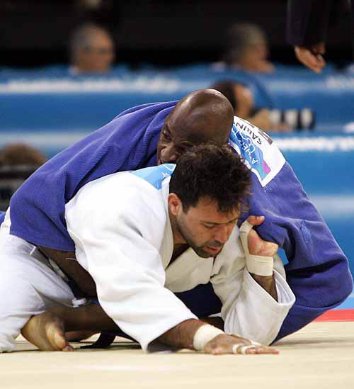 Brazil's Mario Sabino (top) holds Israel's Ariel Zeevi in his men's judo half-heavy (under 100kg) second round bout at the Athens 2004 Olympic Games August 19, 2004. Zeevi defeated Sabino.