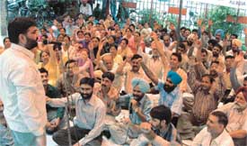 State Bank of Patiala employees raise slogans in support of their demands