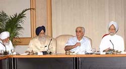 Prime Minister Manmohan Singh, BJP leader Jaswant Singh, Governor of Andhra Pradesh Surjit Singh Barnala and CPM General Secretary Harkishan Singh Surjeet during a meeting of the National Committee