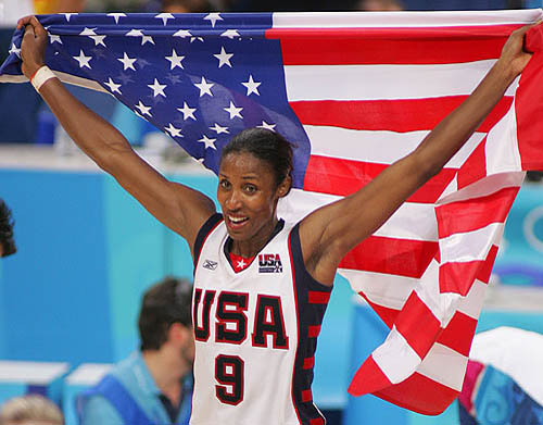 Lisa Leslie of the US celebrates after winning the women's basketball final against Australia at the Athens 2004 Olympic Games 
