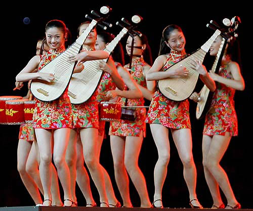 Chinese dancers perform during the closing ceremony of the Athens 2004 Olympic Games August 29, 2004. The next summer Olympic Games will be held in Beijing in 2008. REUTERS/Eric Gaillard