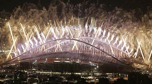 Fireworks explode over the Athens Olympic Stadium August 29, 2004, as the Athens 2004 Olympics Closing Ceremony ends. REUTERS/Jason Reed