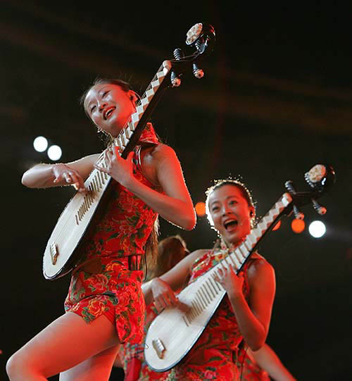 Chinese dancers perform during the closing ceremony of the Athens 2004 Olympic Games August 29, 2004. The next summer Olympic Games will be held in Beijing in 2008. REUTERS/Adrees Latif