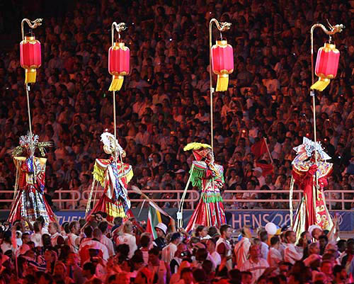 Chinese performers take part in the closing ceremony of the Athens 2004 Olympic Games August 29, 2004. The next Olympic Games will be held in Beijing in 2008. REUTERS/Mike Blake