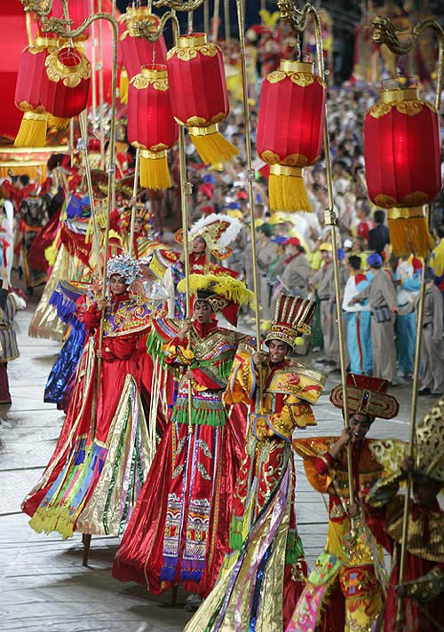 Chinese performers take part in the closing ceremony of the Athens 2004 Olympic Games August 29, 2004. The next Olympic Games will be held in Beijing in 2008. REUTERS/Mike Blake