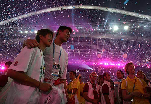 China's basketball players Li Ye (L) and Yao Ming watch the fireworks during the closing ceremony of the Athens 2004 Olympic Games August 29, 2004. The next summer Olympic Games will be held in Beijing in 2008. REUTERS/Adrees Latif