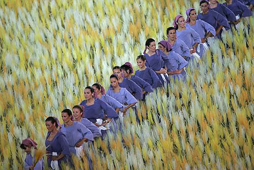 Performers take part in the closing ceremony of the Athens 2004 Olympic Games August 29, 2004. The next Olympic Games will be held in Beijing in 2008. REUTERS/Lucy Nicholson