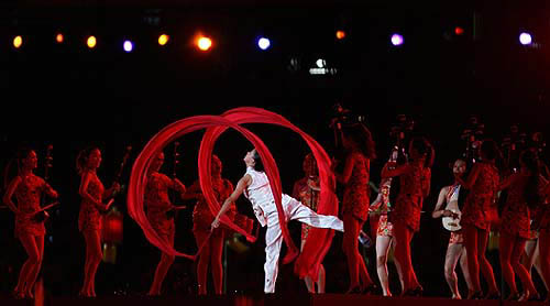 Chinese dancers perform during the closing ceremony of the Athens 2004 Olympic Games August 29, 2004. The next summer Olympic Games will be held in Beijing in 2008. REUTERS/Eric Gaillard