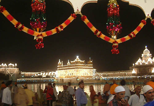 An illuminated Golden Temple ahead of the quadricentennial celebrations