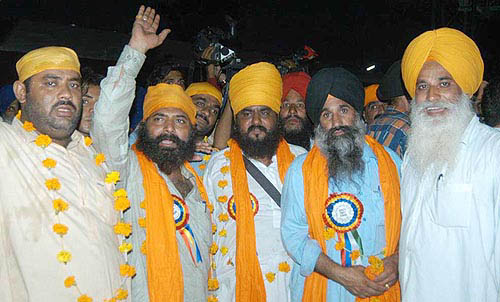 Members of a jatha from Pakistan raise religious slogans after arriving at Attari railway station