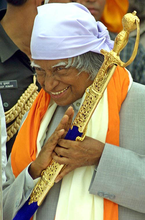 President A. P. J. Abdul Kalam holds a sword presented by the SGPC