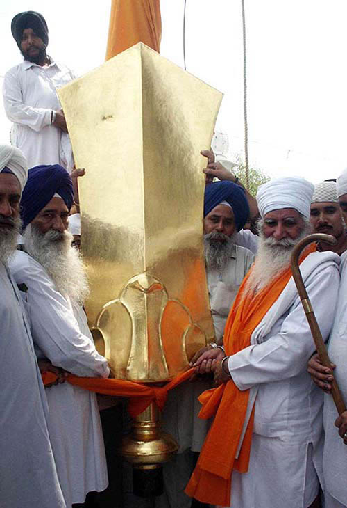Baba Jagtar Singh of 'kar sewa wale' unveiling the gold-plated Khanda Sahib