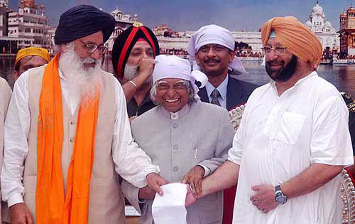 The President, Dr A.P.J. Abdul Kalam, brings Capt Amarinder Singh and Mr Parkash Singh Badal together