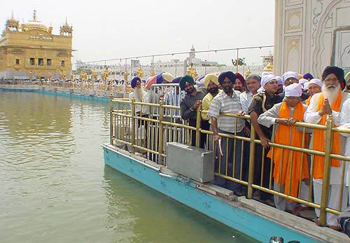 President A. P. J. Abdul Kalam and SAD chief Parkash Singh Badal after paying obeisance