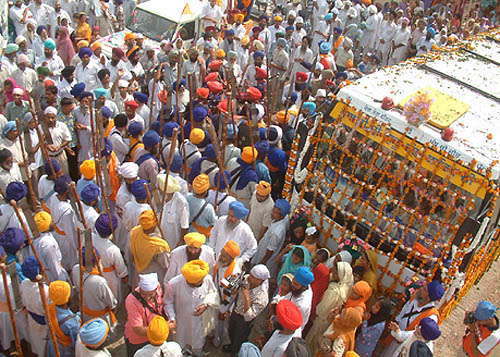 Devotees paying their respects to Guru Granth Sahib
