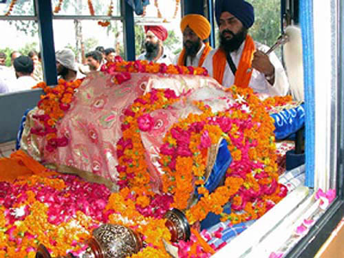 Guru Granth Sahib en route to Amritsar being brought to Lucknow