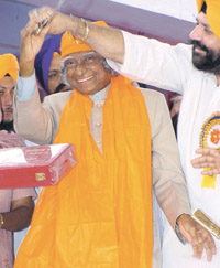 President A.P.J. Abdul Kalam with a saropa which was presented to him by the DSGMC on the occasion of the 400th Parkash Utsav of Sri Guru Granth Sahib Ji at Gurdwara Rakab Ganj