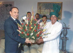 Haryana Chief Minister Om Prakash Chautala presenting a bouquet to the Ambassador of Uzbekistan in India