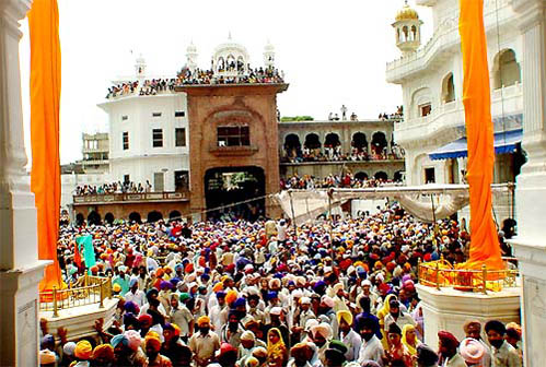 Devotees throng the Golden Temple for the 400th anniversary celebrations of the installation of Guru Granth Sahib