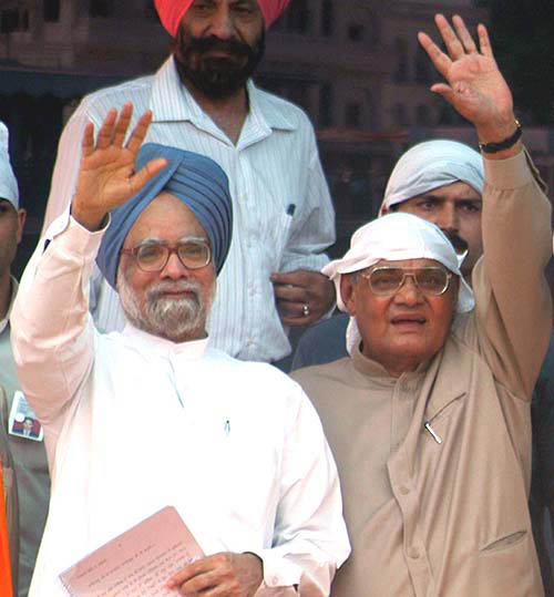 Prime Minister Manmohan Singh and former Prime Minister Atal Bihari Vajpayee greeting the crowd