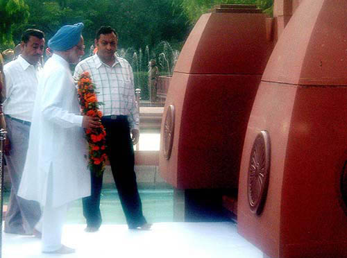 Prime Minister Manmohan Singh paying tributes at the Jallian Wala Bagh