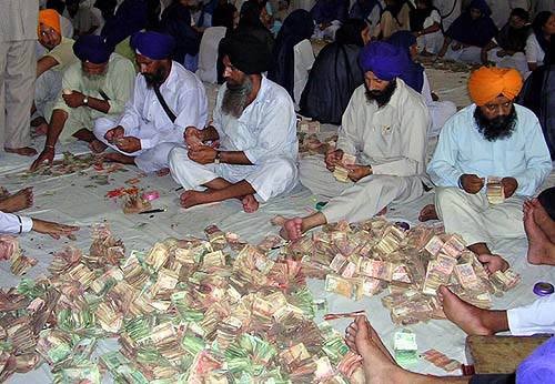 SGPC employess count the offerings made during the quadricentennial celebrations. According to the SGPC, it may  take three full days to count the offerings by each 150 persons.