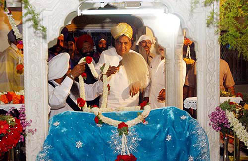 Karnataka Chief Minister Dharam Singh pays his obeisance at a gurdwara in Bangalore on September 1 on the occasion of the 400th anniversary of the installation of the Sikh sacred book